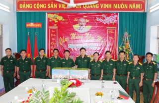 Sư đoàn 5: Thăm, tặng quà các Đồn Biên phòng trên địa bàn huyện Châu Thành