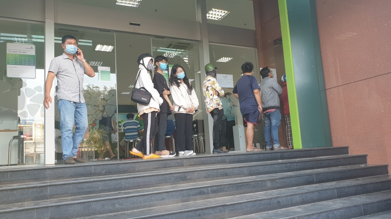 Khổ sở rút tiền ATM ngày cận tết