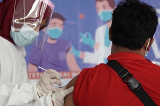 Người từ chối tiêm vaccine ngừa Covid-19 có thể bị phạt ở Indonesia