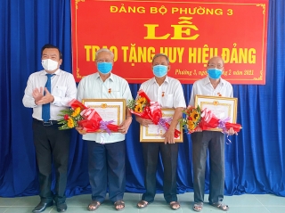 Trao Huy hiệu đảng tại phường 3, TP. Tây Ninh