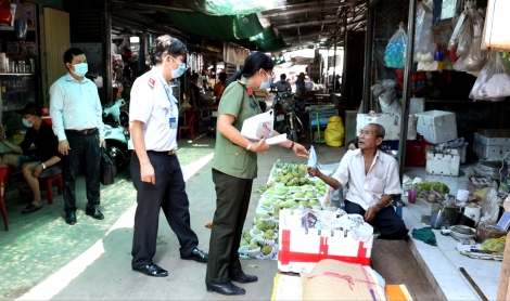 Nhiều người chưa chấp hành đeo khẩu trang nơi công cộng