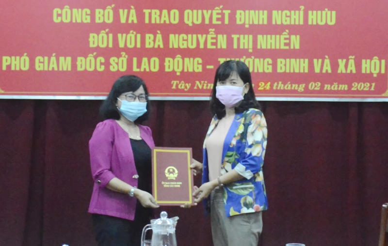 Trao quyết định nghỉ hưu trước tuổi cho Phó giám đốc Sở Lao động Thương binh và Xã hội