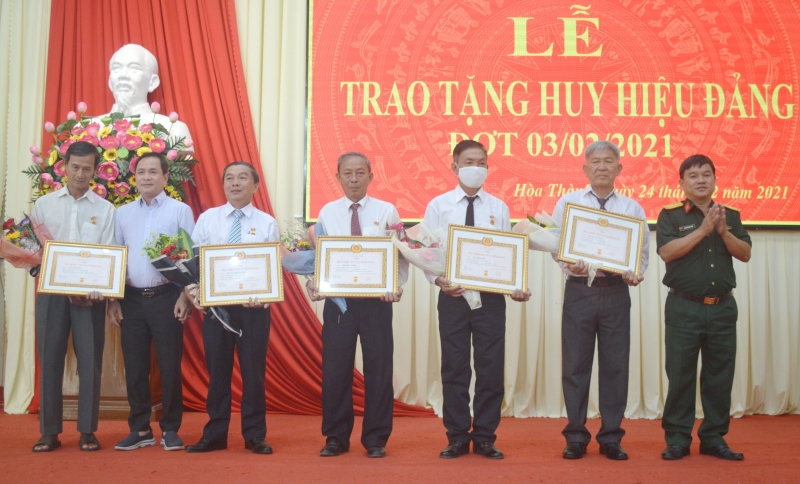 Hòa Thành: Trao Huy hiệu 50, 45, 40 và 30 tuổi Đảng