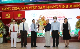 Thăm và chúc mừng các bệnh viện, đơn vị y tế tại Thành phố Hồ Chí Minh