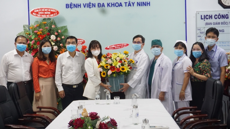 Lãnh đạo tỉnh thăm, chúc mừng Ngày thầy thuốc Việt Nam