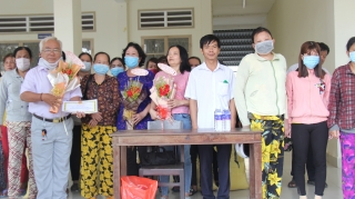 Hội Bảo trợ người khuyết tật và Bảo vệ quyền trẻ em tỉnh: Tặng quà cho phụ nữ mù có hoàn cảnh khó khăn tại Hòa Thành