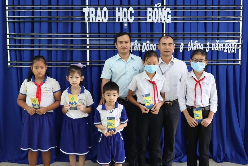 Trao học bổng Tiếp sức đến trường tại huyện Tân Châu