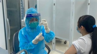 Hơn 10.000 người Việt Nam tiêm vaccine COVID-19