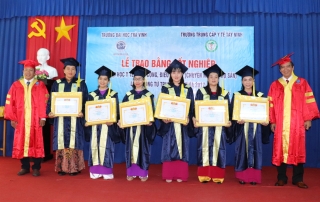 Trao bằng tốt nghiệp cho các tân cử nhân ngành Y tế Tây Ninh