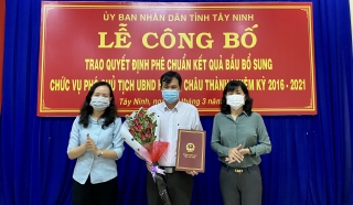 Châu Thành: Trao Quyết định phê chuẩn kết quả bầu chức vụ phó Chủ tịch UBND huyện
