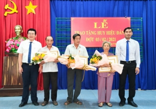 Trảng Bàng trao Huy hiệu 55, 50 và 30 tuổi Đảng cho đảng viên phường An Tịnh