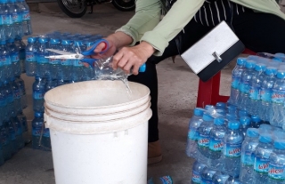 Tiêu huỷ hơn 2.000 chai nước uống đóng chai vi phạm bản quyền sản phẩm Lavie