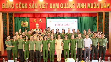 Trao giải cuộc thi ảnh “Phụ nữ Công an Tây Ninh duyên dáng, bản lĩnh, nhân văn, vì nhân dân phục vụ"