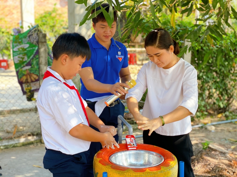 Chương trình “Khăn hồng tình nguyện” và trao công trình cụm trò chơi miễn phí