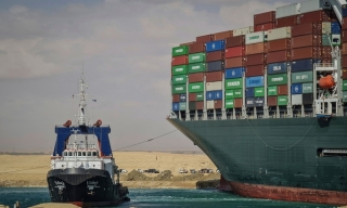 Tàu chặn kênh đào Suez nhích nhẹ