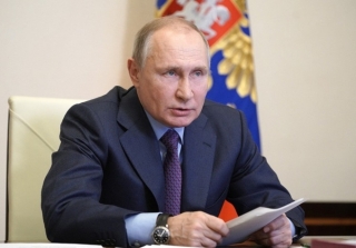 Putin 'phản ứng nhẹ' sau tiêm vaccine Covid-19
