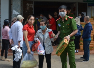 Tặng quà cho người khiếm thị huyện Tân Châu