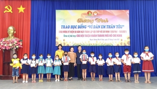 Huyện đoàn Dương Minh Châu: Trao học bổng và Nhà nhân ái cho các em học sinh