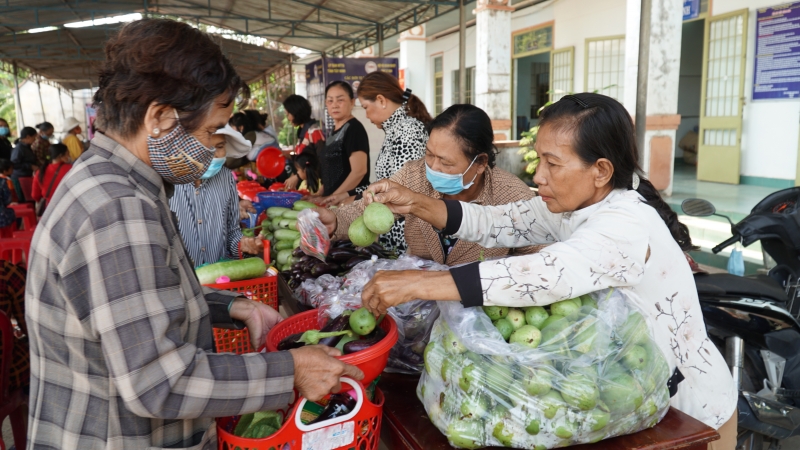 Phước Ninh: Tổ chức "Gian hàng 0 đồng đổi rác thải nhựa nhận quà"