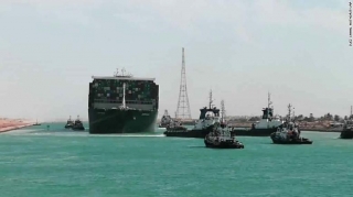 'Siêu trăng giun' trợ lực giải phóng tàu container mắc kẹt trên kênh Suez