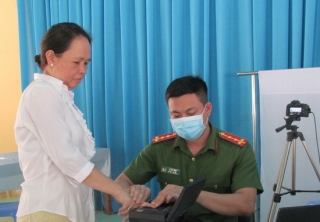 Công an thị xã Hòa Thành tổ chức cấp thẻ căn cước công dân gắn chíp điện tử cho tín đồ tôn giáo Cao Đài