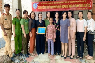 Trao bò sinh sản cho phụ nữ nghèo thành phố Tây Ninh