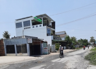 Đường Nguyễn Văn Rốp nhiều chỗ bị hư hỏng, xuống cấp