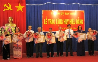 Bí thư Tỉnh uỷ trao Huy hiệu Đảng tại TP.Tây Ninh