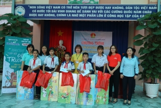 Trao học bổng Tiếp sức đến trường cho học sinh nghèo huyện Dương Minh Châu