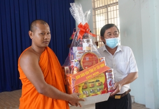 Lãnh đạo tỉnh chúc tết cổ truyền đồng bào Khmer tại xã Tân Đông