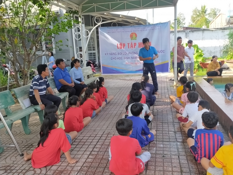 Hội đồng Đội huyện Bến Cầu: Tập huấn kỹ năng bơi lội, phòng chống đuối nước cho học sinh