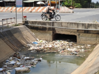 Người dân cần bỏ thói quen vứt rác, tàn cây xuống kênh