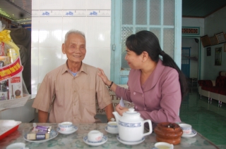 Lãnh đạo huyện Gò Dầu thăm tặng quà gia đình chính sách