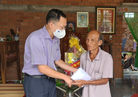 Ông Huỳnh Thanh Phương- Phó Trưởng đoàn phụ trách Đoàn đại biểu Quốc hội đơn vị tỉnh Tây Ninh đến thăm, tặng quà các gia đình chính sách tại Trảng Bàng