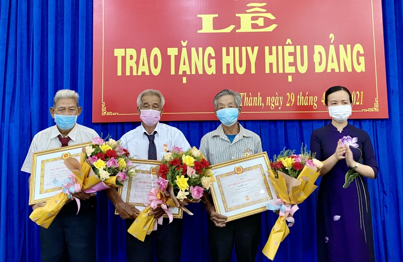 Châu Thành: Trao huy hiệu đảng 60, 50, 45, 40 và 30 tuổi Đảng cho 24 đảng viên