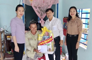 Thăm và tặng quà cho các gia đình chính sách tại huyện Châu Thành