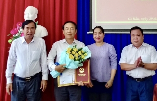 Gò Dầu: Trao quyết định nghỉ hưu cho Chủ tịch HĐND huyện