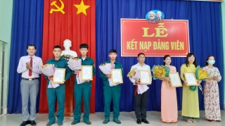 Đảng ủy phường Ninh Thạnh kết nạp 6 đảng viên
