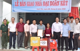 Chủ tịch UB. MTTQ Việt Nam tỉnh bàn giao nhà đại đoàn kết cho hộ cận nghèo huyện Dương Minh Châu