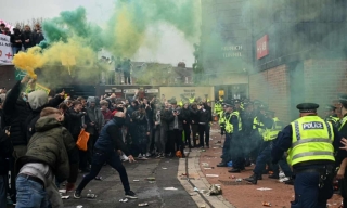 Toàn cảnh: Cuộc biểu tình dữ dội khiến trận MU - Liverpool bị hoãn