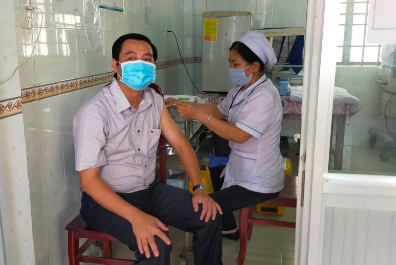 Tiêm vaccine phòng Covid-19 cho nhân viên y tế và lực lượng phòng, chống dịch