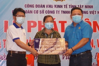 CĐCS Công ty TNHH Pou Hung Việt Nam trao tặng 100 phần quà cho công nhân lao động có hoàn cảnh khó khăn