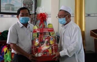 Lãnh đạo tỉnh thăm, tặng quà đồng bào dân tộc Chăm nhân lễ xả chay Raya Ramadhan
