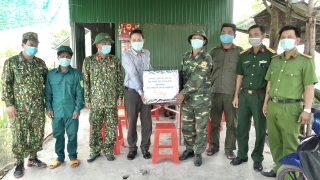 Thăm các tổ chốt chặn phòng chống dịch Covid-19 trên địa bàn huyện