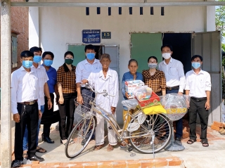 Ủy ban MTTQ Việt Nam tỉnh tặng nhà và sửa chữa nhà đại đoàn kết cho người dân xã Tân Bình, thành phố Tây Ninh