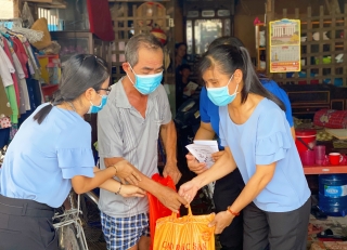 Phường IV, thành phố Tây Ninh kết hợp phát thẻ cử tri với tuyên truyền phòng Covid-19, tặng quà cho hộ nghèo