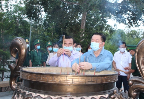Trưởng Ban Tuyên giáo Trung ương thăm Đồn Biên phòng Tân Phú
