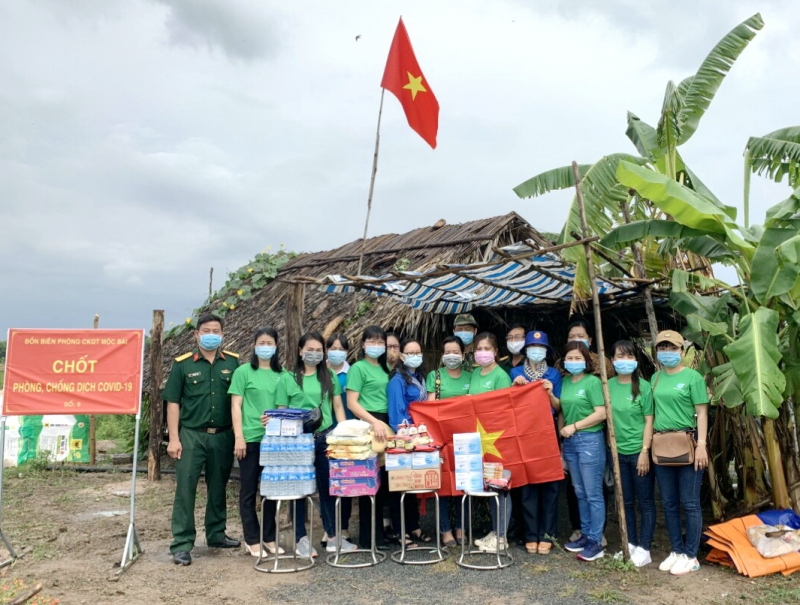 Hội LHPN thị xã Hoà Thành: Thăm, tặng quà các chốt phòng, chống dịch