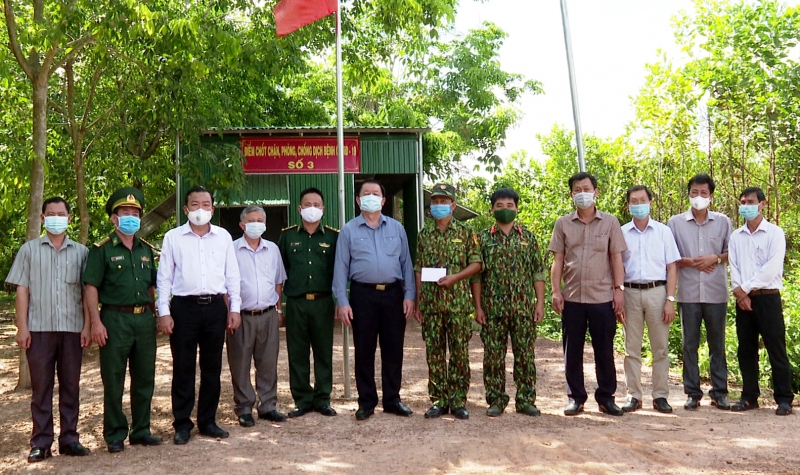 Trưởng Ban Tuyên giáo Trung ương: Tặng quà, động viên cán bộ, chiến sĩ ở các chốt phòng, chống dịch