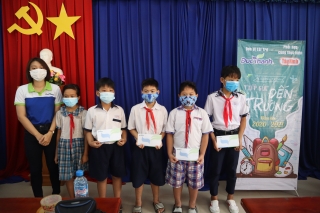 .Trao học bổng Tiếp sức đến trường cho học sinh huyện Gò Dầu.